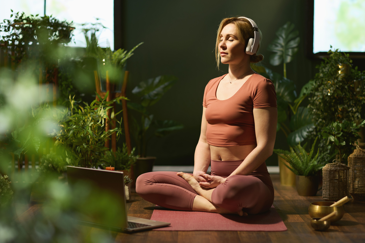 Eine Frau macht Yoga mit Musik