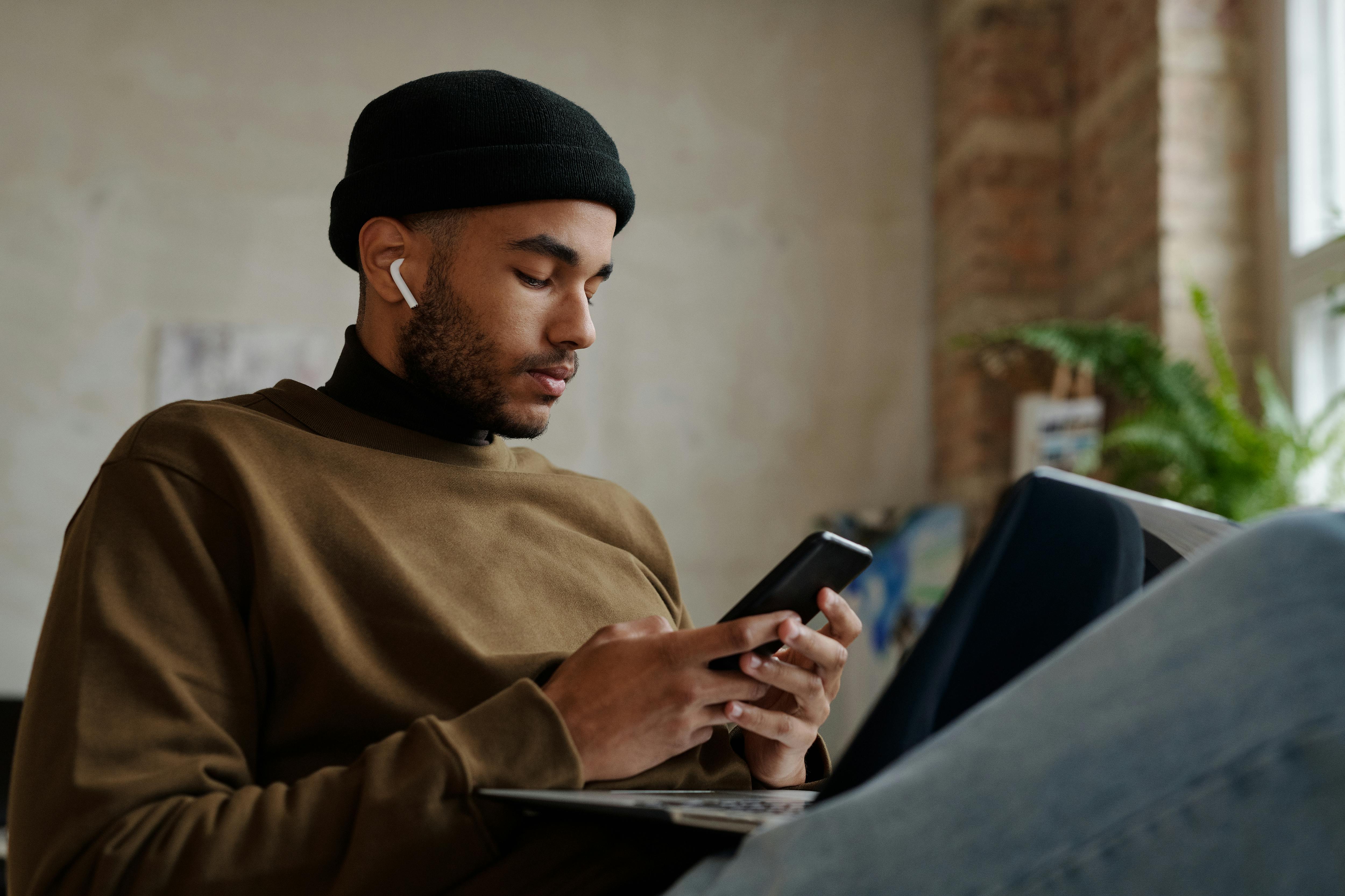 Sitzender Mann mit Smartphone