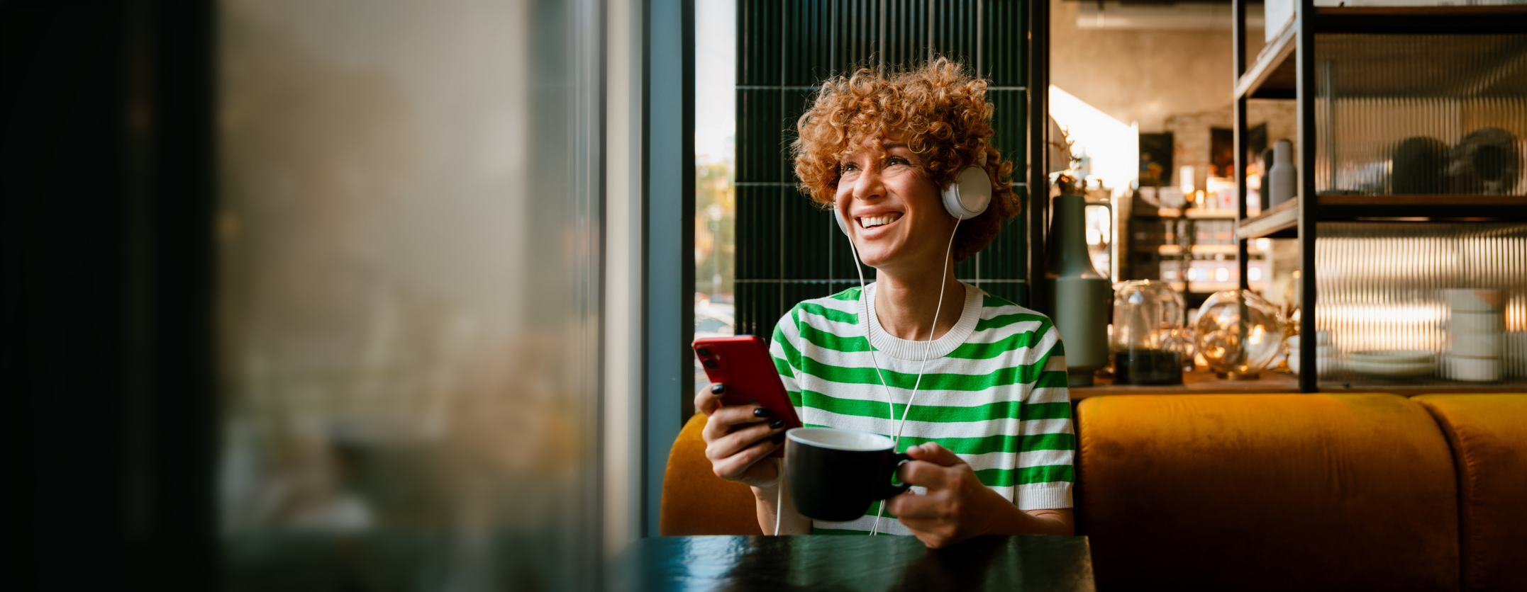 Frau trinkt Kaffee und hört Musik